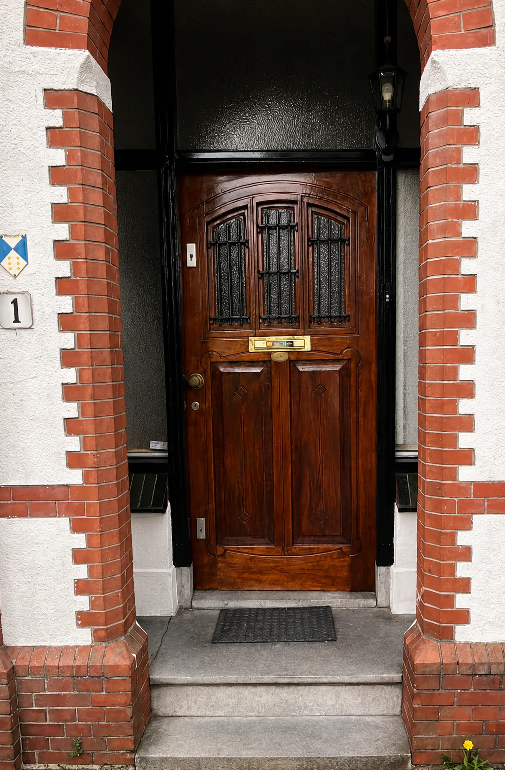 Eikenhouten voordeur na renovatie met diepe hoogglans afwerking